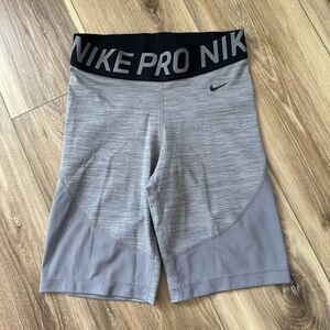 Nike Pro Shorts Women Medium • 8″ Compression • Athletic Training Dri‑Fit Gym